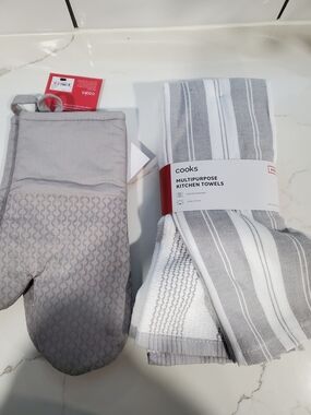 Cooks Multipurpose Kitchen Towels & Gray Oven Mitt Set - Gray White